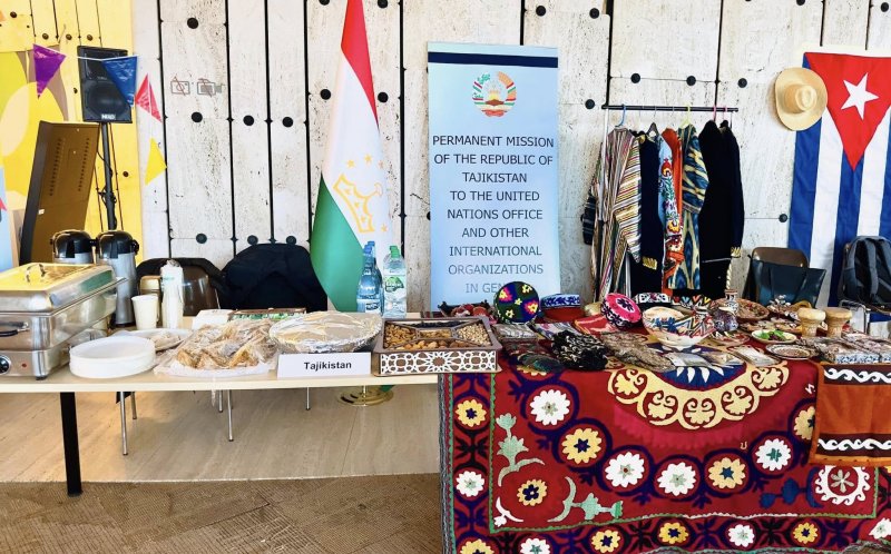 Дар ҳамоиши фарҳангии «Рӯзи либоси миллӣ» дар Женева либосҳои тоҷикӣ ба намоиш гузошта шуданд