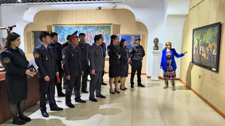 Кормандони мақомоти милитсияи шаҳри Душанбе ба тамошои Осорхонаи миллии Тоҷикистон рафтанд